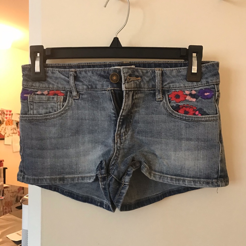 Short shorts with flower embroidery